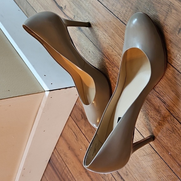 Ann Taylor Taupe Patent Leather Heels - 3.5" Round Toe, Size 7.5M - Picture 7 of 16